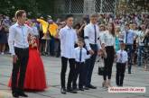 День знаний в николаевской школе №3 отметили с королевой и мыльными пузырями