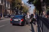 Сняли на видео, как Порошенко на красный свет переходит дорогу наперерез автомобилям