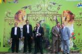 В честь Дня города мэру Владимиру Чайке вручили пожизненный билет в Николаевский зоопарк