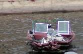 В Херсоне двое пьяных рыбаков на лодке врезались в баржу: оба госпитализированы