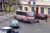 В Одессе пассажирка выпала из маршрутки. ВИДЕО