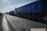 Движение на трассе Николаев-Херсон практически заблокировано: ремонт дороги, огромные пробки. ВИДЕО