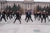 В Николаеве студенты провели танцевальный флешмоб. ВИДЕО