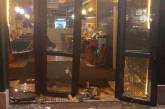 Появилось видео, как авто въехало в двери пиццерии на Позняках в Киеве