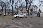 В Житомире автомобиль сбил женщину и ребенка, которые стояли на остановке