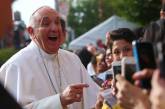 Папа римский призвал людей отложить смартфоны
