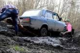 В Николаевской области на дороге застрял автомобиль, в котором находился маленький ребенок
