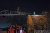 В Броварах папаша «под кайфом» вылез ночью на крышу с маленькой дочкой — снимали спасатели
