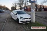 На перекрестке в Николаеве столкнулись Renault и Volkswagen - автомобиль влетел в столб