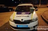 Под Киевом мужчина разбил ведром полицейское авто и спрятался в кустах