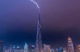 В самый высокий небоскреб Дубая ударила молния. Фото