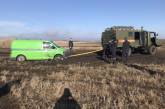 Дороги Николаевщины: спасатели доставали увязший в грязи инкассаторский автомобиль