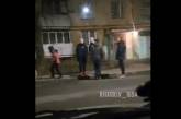 Банда подростков устроила погром машин во дворе харьковской многоэтажки. Видео