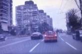 Появилось видео, как в Киеве пешеход чудом увернулся от Jaguar, мчавшегося по третьей полосе