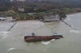 Власти Одессы уберут с мели танкер Delfi до 15 апреля