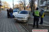 В Николаеве трамвай столкнулся с «Ланосом»