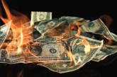 Бизнесмен сжег почти миллион местных долларов, чтобы деньги не достались его бывшей