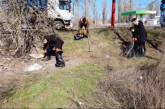 «Начни с себя»: николаевские студенты убрали мусор на обочине, который оставляют водители фур
