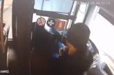 В Николаеве агрессивный пассажир зеленого автобуса ударил водителя. ВИДЕО