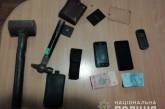 На Николаевщине мужчина, угрожая молотком, отобрал у бывшей тещи 36 грн и телефон