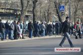 Карантин в Николаеве: на остановках очереди, контролеров, не пускающих пассажиров, пытаются бить