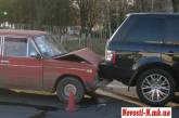Люксовый Range Rover оказался зажатым между двумя «Жигулями» на проспекте Героев Сталинграда