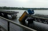 Под грузовиком обрушился мост через залив Каховского водохранилища: авто зависло на краю