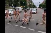 Без трусов, но в масках:в центре Киева голые парни устроили забег. ВИДЕО
