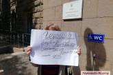 «Ждут, когда хата развалится?»: в Николаеве под горсоветом протестует женщина с плакатом