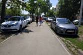 Патрульные «гоняют» водителей, которые паркуются на площади у Николаевского зоопарка