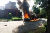 В Никополе на ходу загорелся автомобиль: внутри обнаружили труп мужчины
