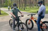 Зеленский отметил с журналистами их профессиональный праздник прокатившись на велосипеде