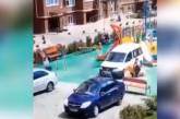 Появилось видео как николаевский Volkswagen въехал на детскую площадку и едва не задавил ребенка