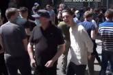 Националист бросил петарду в толпу перед судом, где избирают меру пресечения Стерненко. Видео
