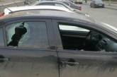 В центре Николаева воры разбили окно автомобиля и украли шубу 