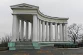 В Одессе неизвестные выкрасили часть исторической колоннады в зеленый цвет. ФОТО
