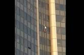 Польский турист попытался залезть на самый высокий небоскреб в Париже