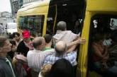 В Николаеве хотят разрешить маршруткам перевозить пассажиров стоя, но в масках