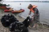 В Киеве из Днепра выловили более центнера мусора