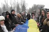 Несмотря на непогоду, молодежь все-таки собралась на площади Ленина отпраздновать День соборности Украины