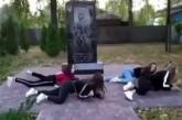 Украинские школьницы станцевали тверк возле памятника погибшим в АТО. ВИДЕО