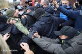 Возле дома главы КСУ активисты устроили акцию протеста с потасовкой