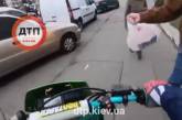 В Киеве пешеход сбил пакетом мотоциклиста, объезжавшего затор по тротуару. ВИДЕО