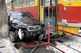 В Одессе автомобиль зажало между трамваем и деревом