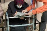 В Николаеве 91-летняя бабушка с ходунками пришла на участок, чтобы проголосовать
