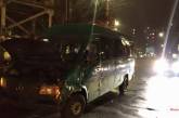 На площади Победы в Николаеве «притерлись» микроавтобус и седельный тягач