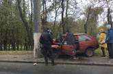 В Николаеве женщина за рулем «Таврии» врезалась в столб: пострадавшую деблокировали спасатели