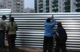 Жители микрорайона «Северный» повторно убрали строительный забор в своем дворе