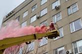 В Николаевской детской больнице маленьких пациентов навестил Дед Мороз на строительном кране
