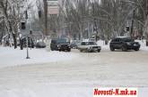 Пока дорожные службы «потеют», николаевцы сами разгребают снежные завалы